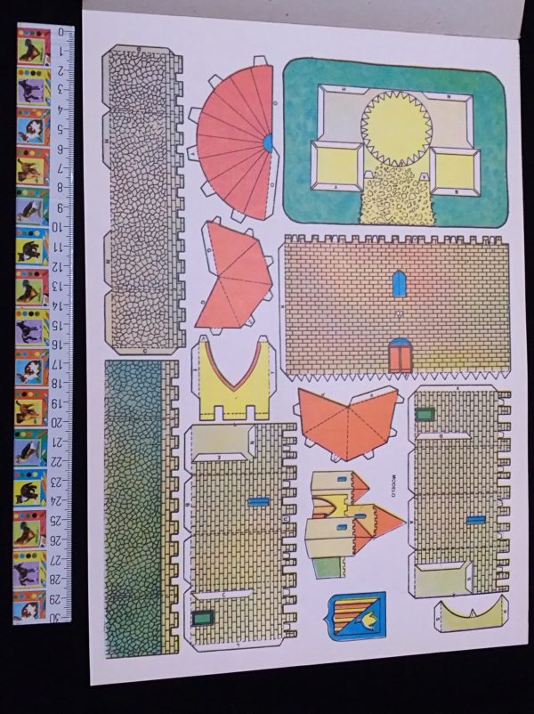 12 عدد ماکت قلعه وخانه وماشین وتانک وویلای دهه50 و60 - Image 9