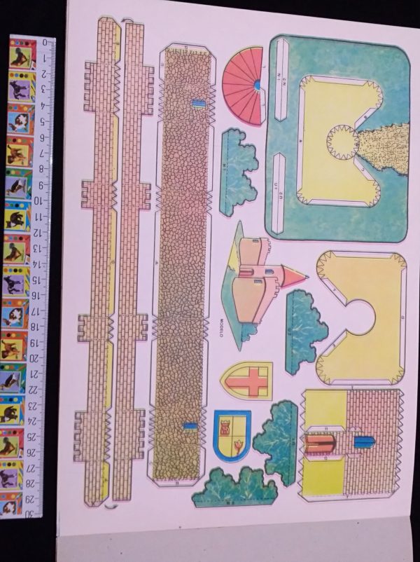 12 عدد ماکت قلعه وخانه وماشین وتانک وویلای دهه50 و60 - Image 2